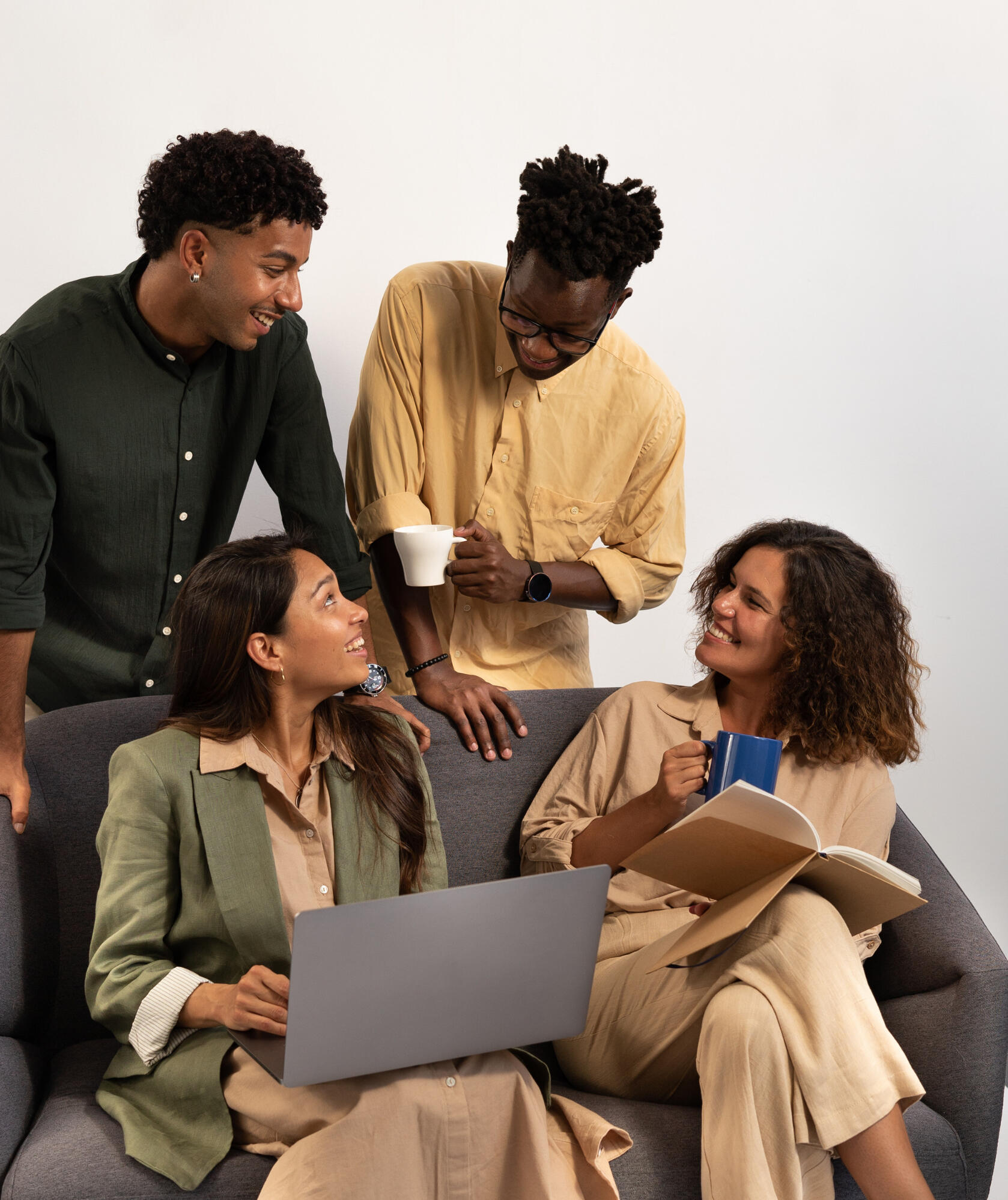 Supports imprimés pros pour votre communication Ensemble de supports imprimés professionnels (flyer, carte de visite, affiche) pour la communication locale en Guadeloupe